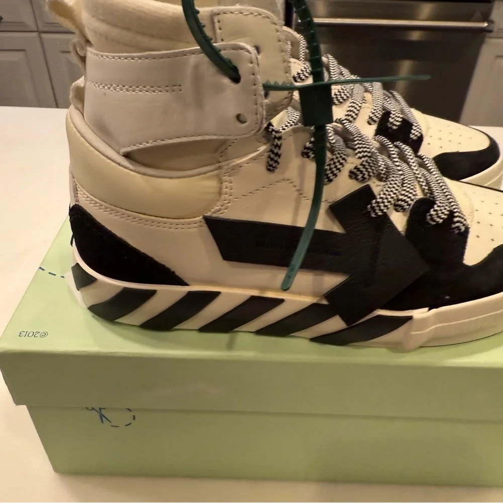 Off-White Vulcanized High Top Floating Arrow iWhite/Black/Red Size US M5/W7 EU38